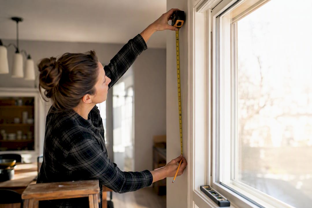 Person measuring window for Roman shades